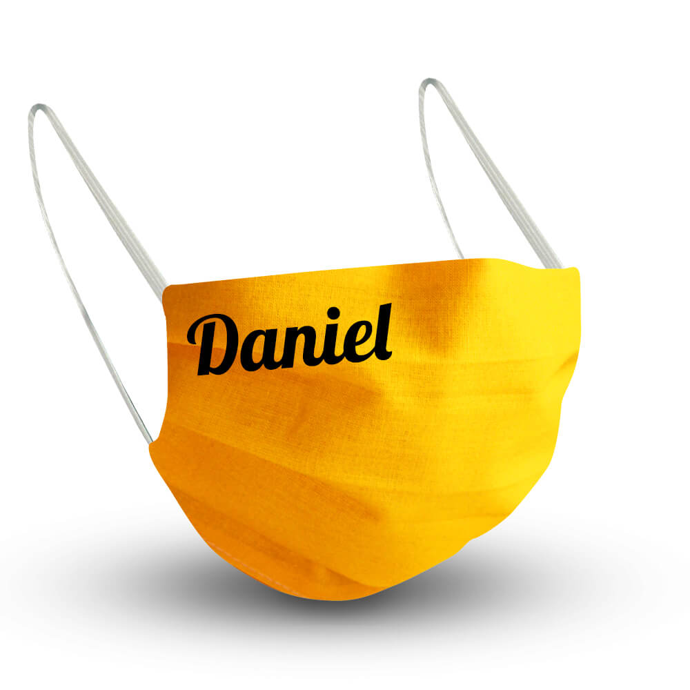 gelbe Namensmaske mit Schriftzug Daniel